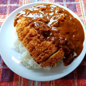 カツカレー、揚げたてのカツにトロっとカレーをかけて